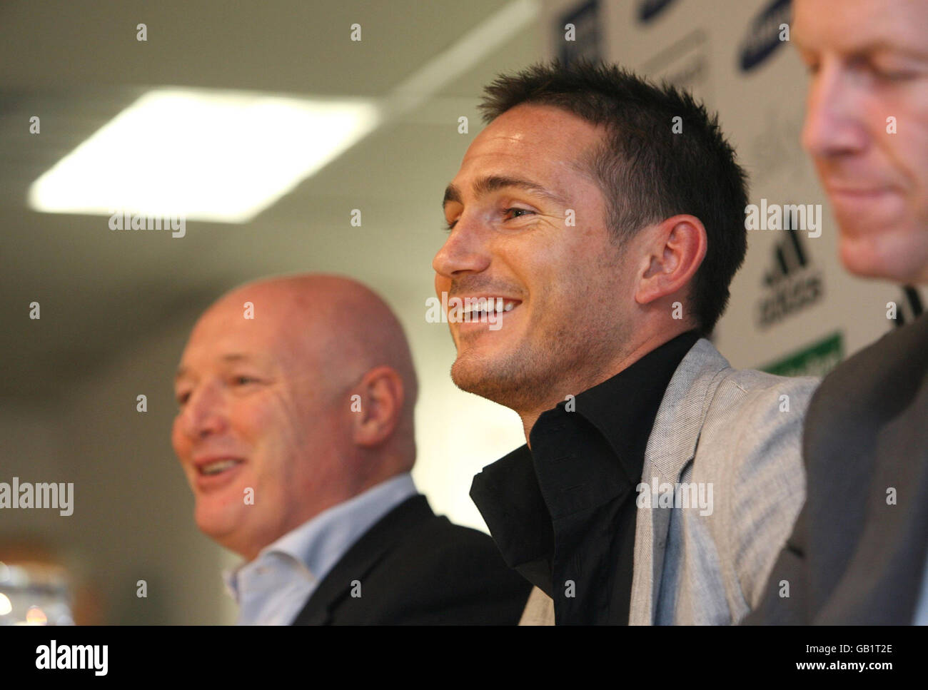 Fußball - Chelsea-Pressekonferenz - Frank Lampard Unterzeichnet Neuen Vertrag - Stamford Bridge. Chelseas Frank Lampard lächelt während der Pressekonferenz in der Stamford Bridge, London, mit dem Vorstandsvorsitzenden des Clubs, Peter Kenyon (links). Stockfoto