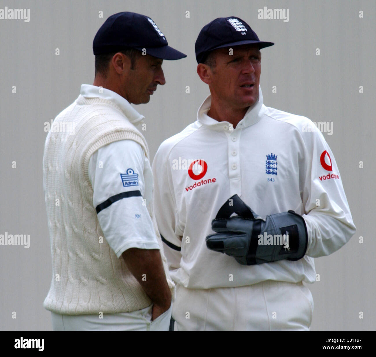 Cricket - erster npower Test - England gegen Südafrika - Tag 1. l-r; Englands Kapitän Nasser Hussain und Alec Stewart Diskus, wo es schief geht Stockfoto