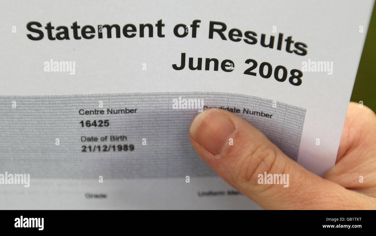 Ergebnisse der A-Ebene. Generisches Bild, das einen Studenten zeigt, der ein Ergebnisblatt für die A-Ebene vom Juni 2008 hält. Stockfoto
