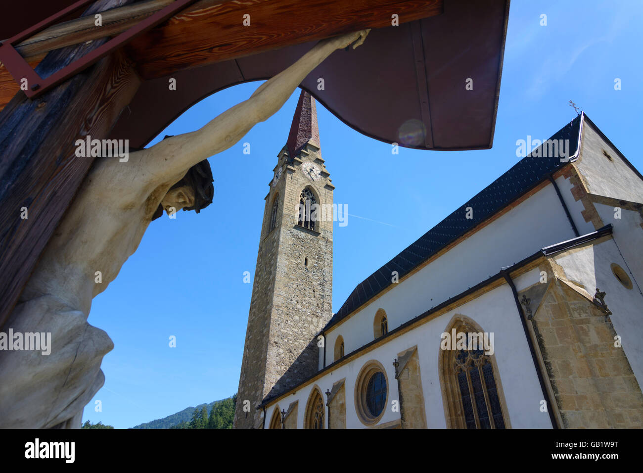 Landeck-Kirche Mariä Himmelfahrt mit Christus am Kreuz Austria Tirol, Tyrol Stockfoto