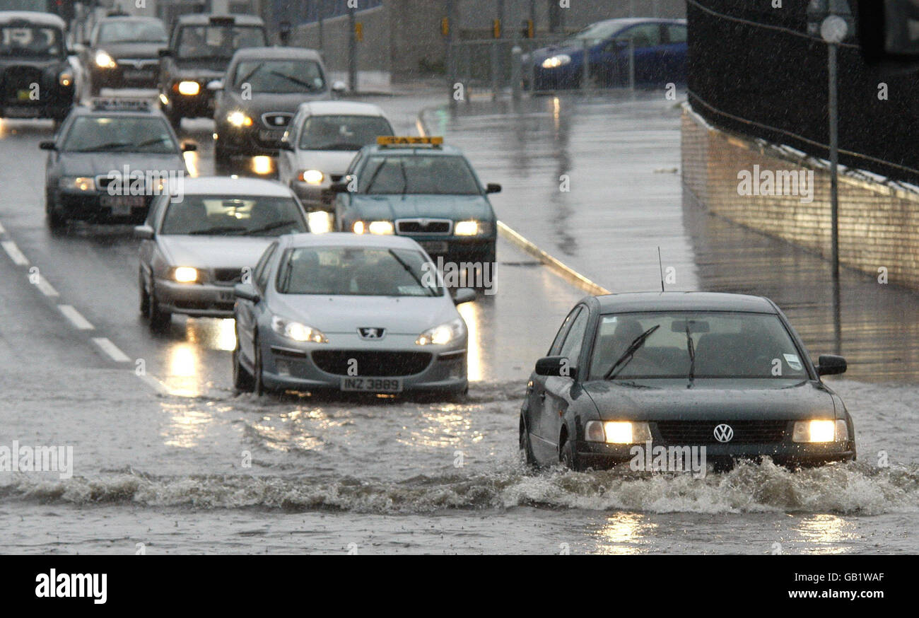 Ein Autofahrer wird bei den schweren Überschwemmungen im Westlink-Gebiet von Belfast, Nordirland, gefangen. Stockfoto