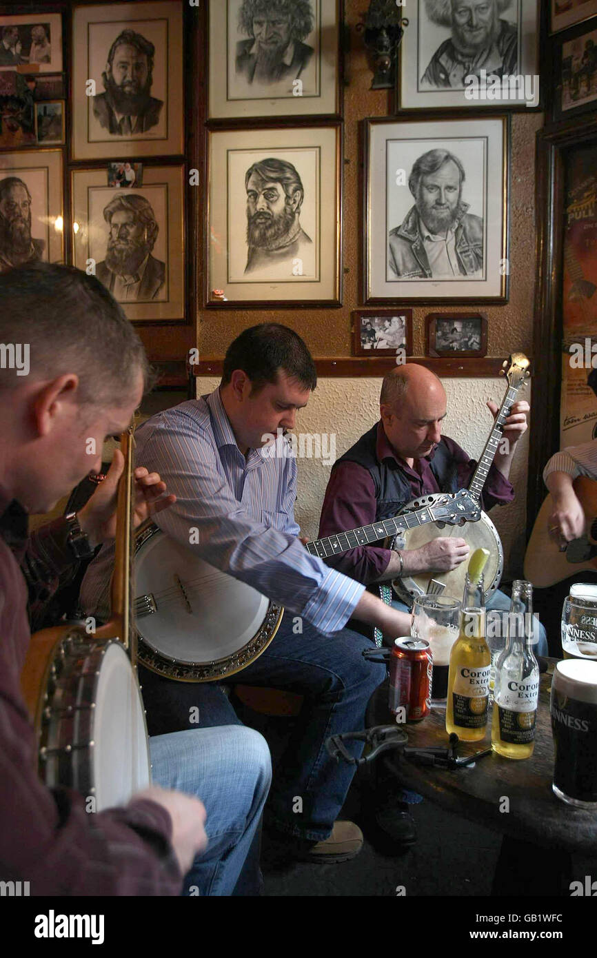 The Browns oul Dog spielen eine Session im O'Donoghue's Pub in Dublin, an dem Tag, an dem Ronnie Drew, die legendäre irische Folk-Sängerin und -Musikerin, starb. Stockfoto