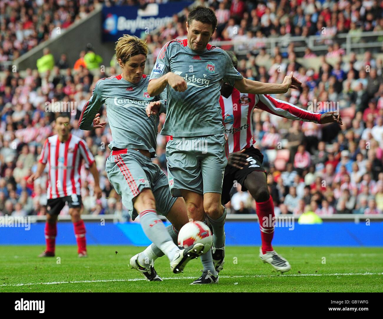 Liverpools Fernando Torres (l) hat einen Torschuss blockiert Von Teamkollege Robbie Keane Stockfoto