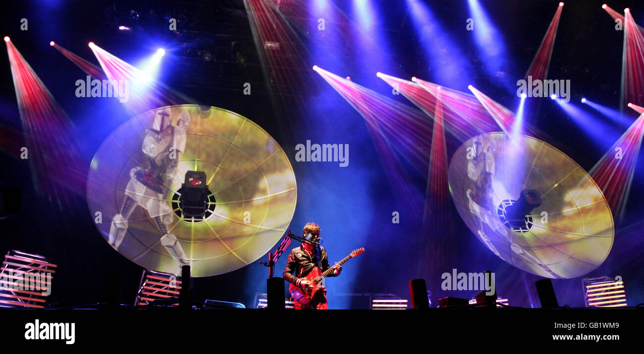 : Matthew Bellamy von Muse tritt beim V Festival in Hylands Park, Chelmsford, Essex auf. Stockfoto