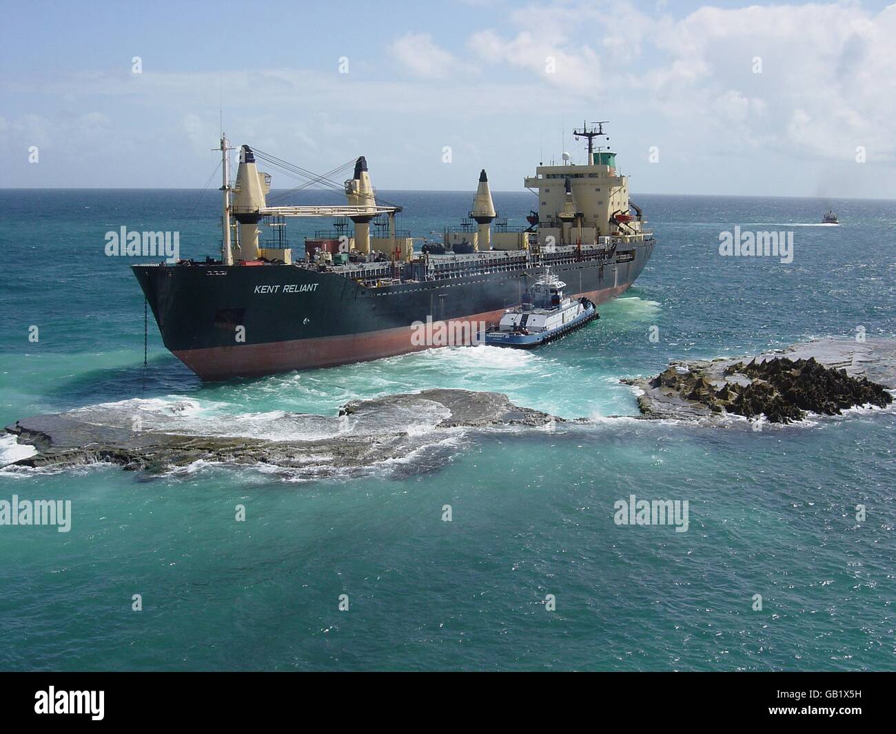 Die M/V Kent Reliant Frachtfluggesellschaft geerdet auf einem Riff 2. Oktober 2003 außerhalb Hafen San Juan, Puerto Rico. Die 525 Fuß-Frachter wurde geborgen und sicher durch Titan Bergung entfernt. Stockfoto