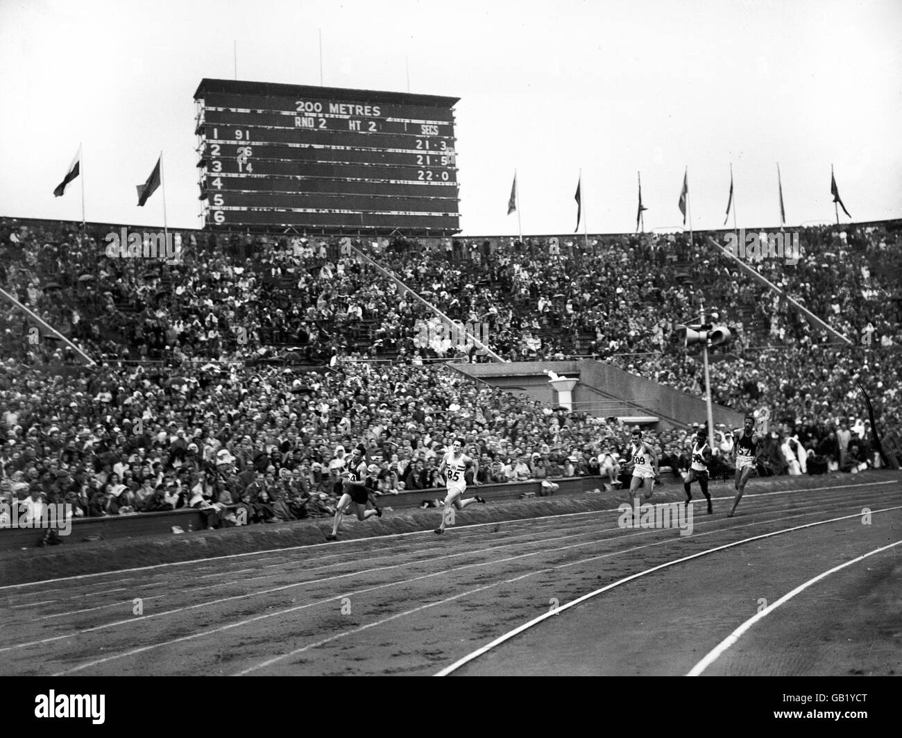 Heat 3 der zweiten Runde der 200 m Männer. Der britische John Fairgrieve ist links (85) zu sehen, er wurde Vierter und qualifizierte sich nicht für das Halbfinale. Stockfoto