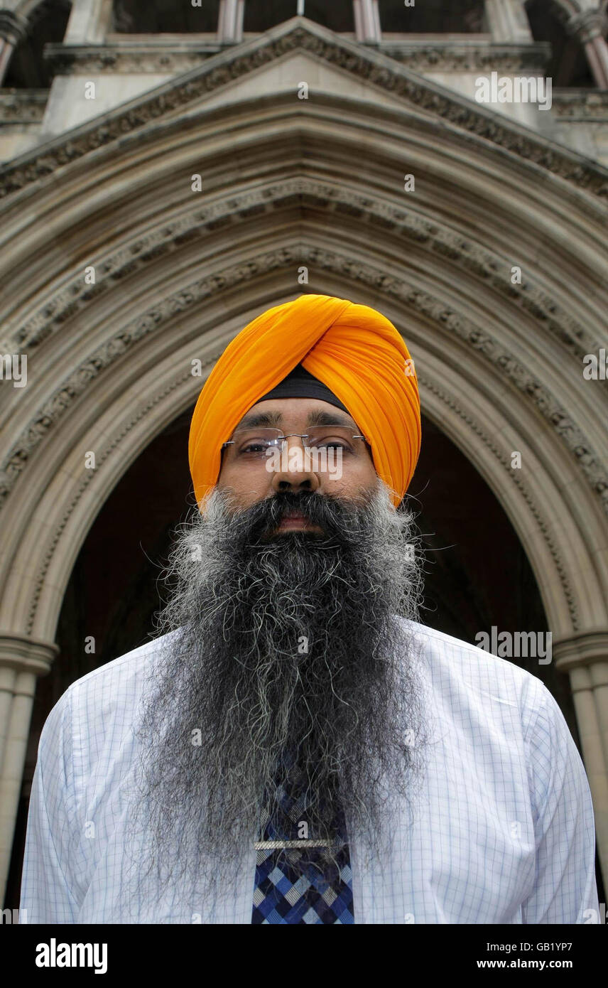 Dabinderjit Singh, Sprecherin der Sikh-Gemeinschaft vor dem Hohen Gericht nach Sarika Watkins-Singh,14, gewann ihren Fall, um sie Kara, einen religiösen Armreif für die Schule, tragen zu dürfen. Stockfoto