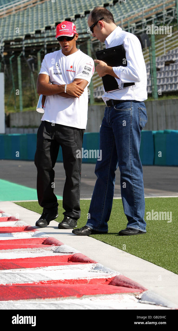 Der britische Lewis Hamilton überprüft den Rumble Strip an der letzten Ecke am Hungaroring, Budapest, Ungarn. Stockfoto