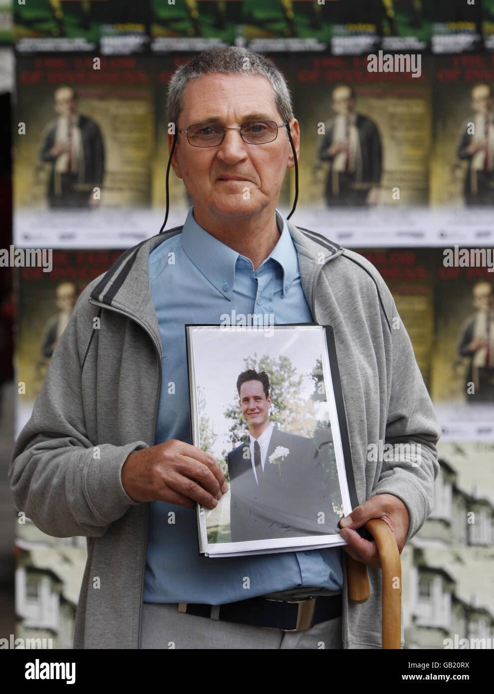 Terry Lubbock, Vater von Stuart Lubbock, dessen Körper in einem Schwimmbad bei Michael Barrymore gefunden wurde, protestiert vor den Assembly Rooms in Edinburgh vor Barrymore's letzter Show. Stockfoto