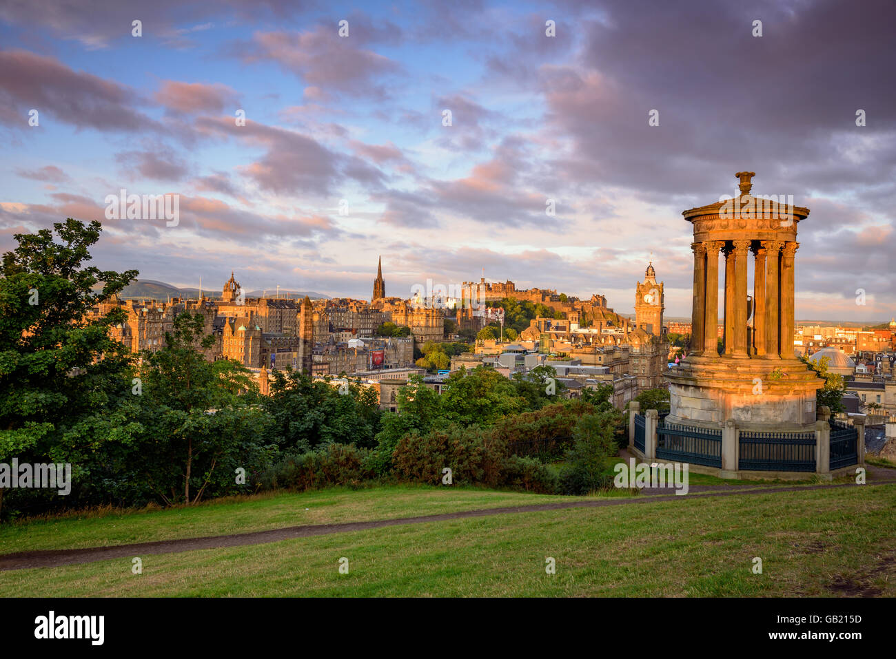Blick auf Edinburgh Skyline Form Spitze des Calton Hill. Stockfoto
