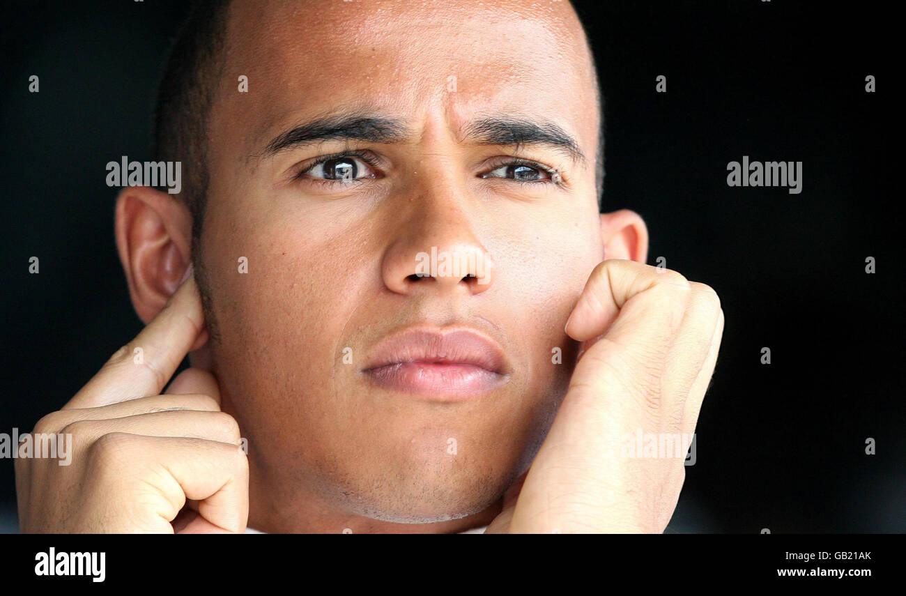Formel-1-Motorsport - Großer Preis Von Ungarn - Training - Hungaroring. Der britische Lewis Hamilton in der Garage vor dem Training im Hungaroring, Budapest, Ungarn. Stockfoto