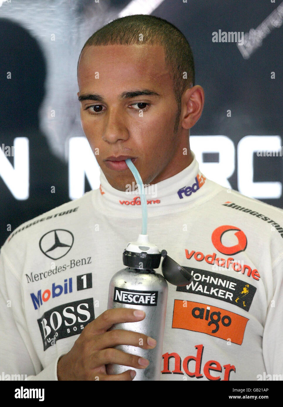 Großbritanniens Lewis Hamilton in der Garage während des Trainings im Hungaroring, Budapest, Ungarn. Stockfoto