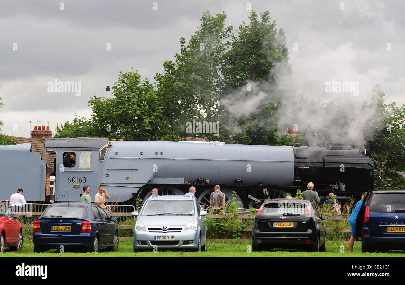 Die Peppercorn Class A1 Pacific 60163 Tornado, eine Nachbildung der letzten Personendampflokomotiven, bereitet sich auf ihren ersten Testlauf in Darlington vor. Stockfoto