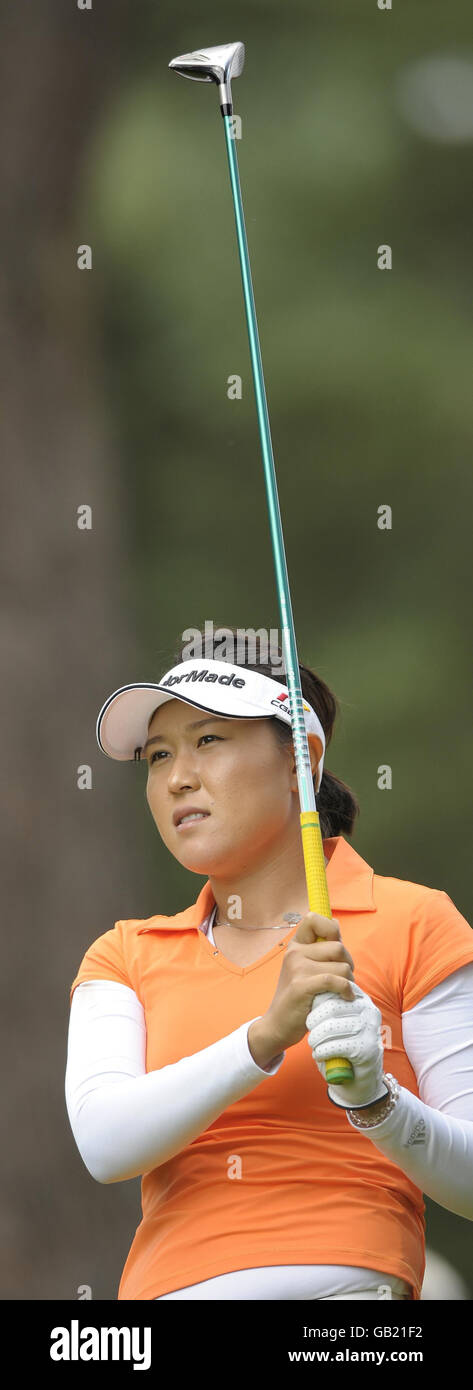 Die südkoreanische Bo BAE Song sieht sich ihren Abschlag am 15. Während der zweiten Runde der Ricoh Women's British Open im Sunningdale Golf Club, in der Nähe des Golfclubs von Benshire, an. Stockfoto