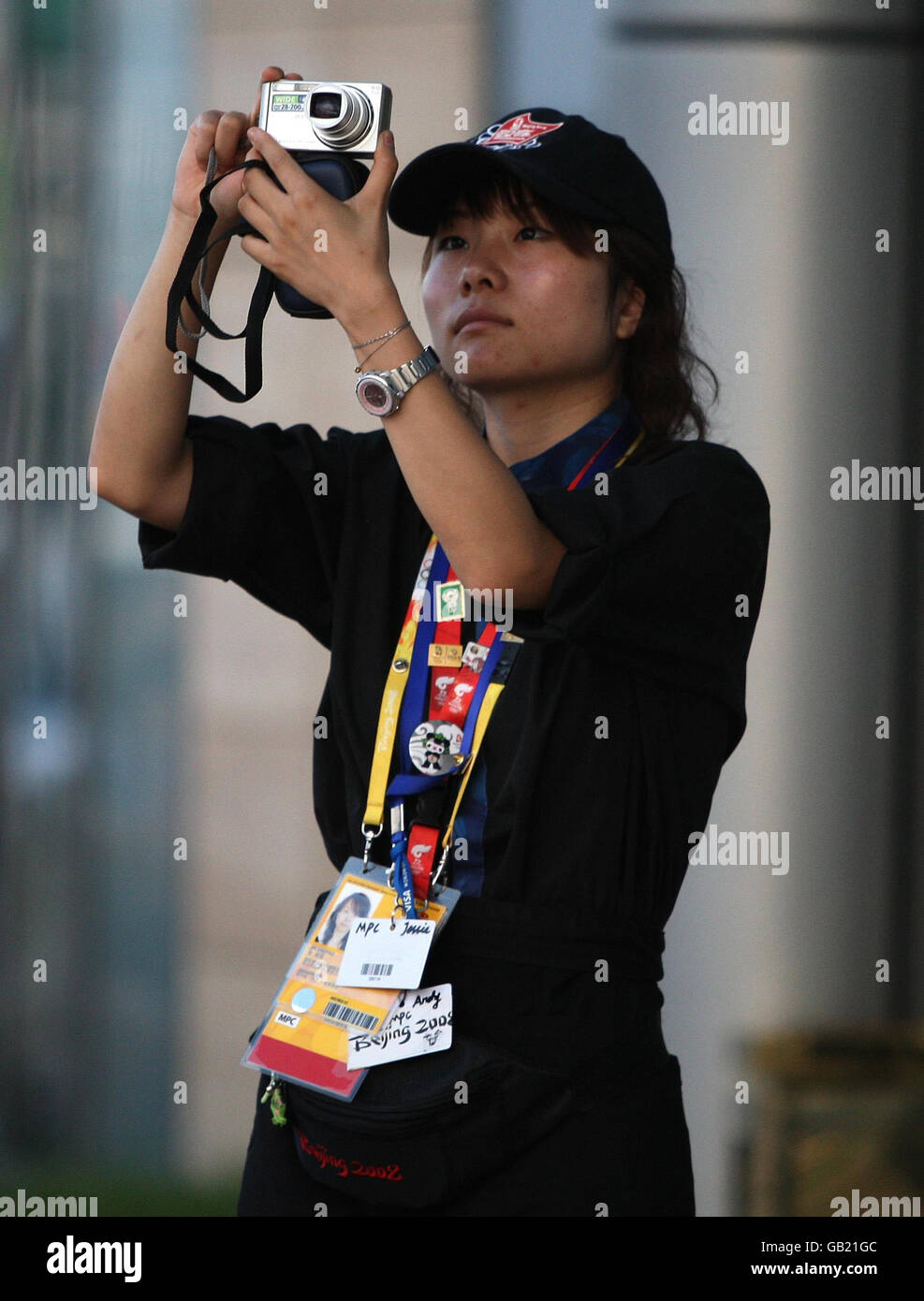 Ein Arbeiter hält an, um ein Bild der partiellen Finsternis zu machen, wie sie in Peking, China, gesehen wurde. Stockfoto
