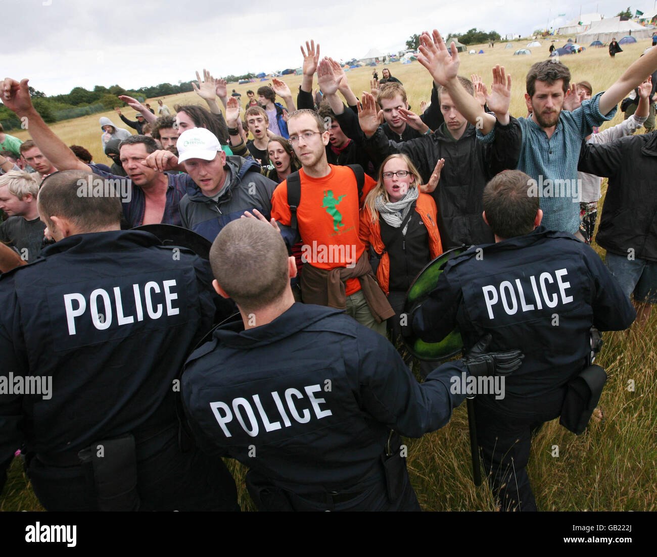 Demonstranten und die Polizei stoßen im Klimalager in der Nähe des Kraftstation Kingsnorder in Kent zusammen, während Umweltaktivisten gegen seine Sanierung protestieren. Stockfoto