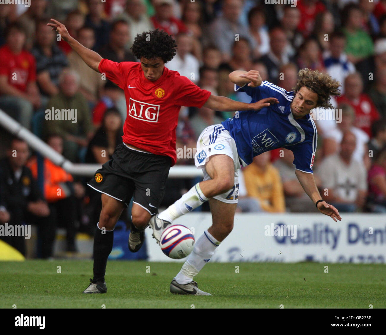 Rafael Da Silva von Manchester United kämpft während des Vorsaison-Freunds in London Road, Peterborough, um den Ball mit Sergio Torres von Peterborough United. Stockfoto