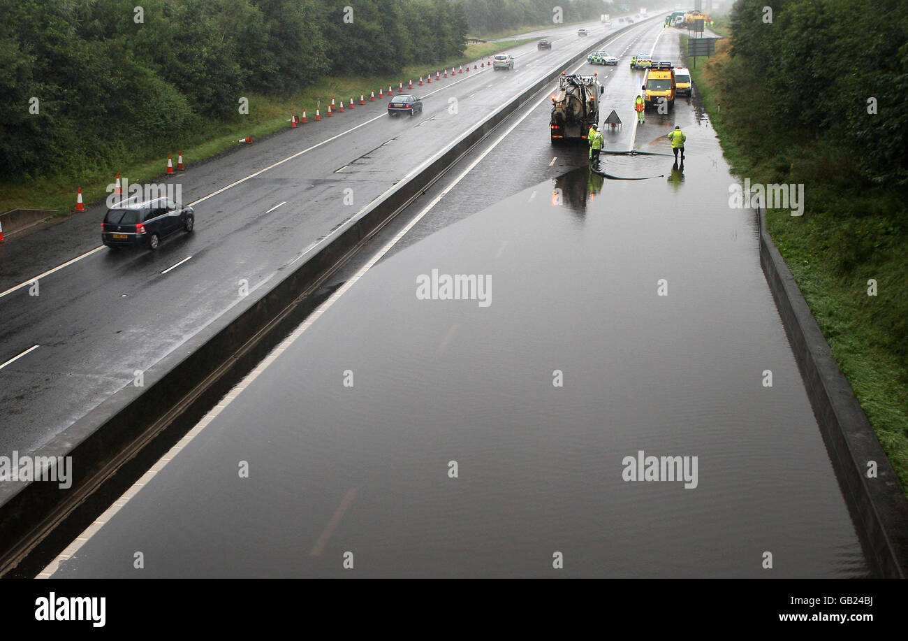 Überschwemmungen stoppen den Verkehr auf der Edinburgh Ring Road, da starke Regenfälle Schottland treffen. Stockfoto