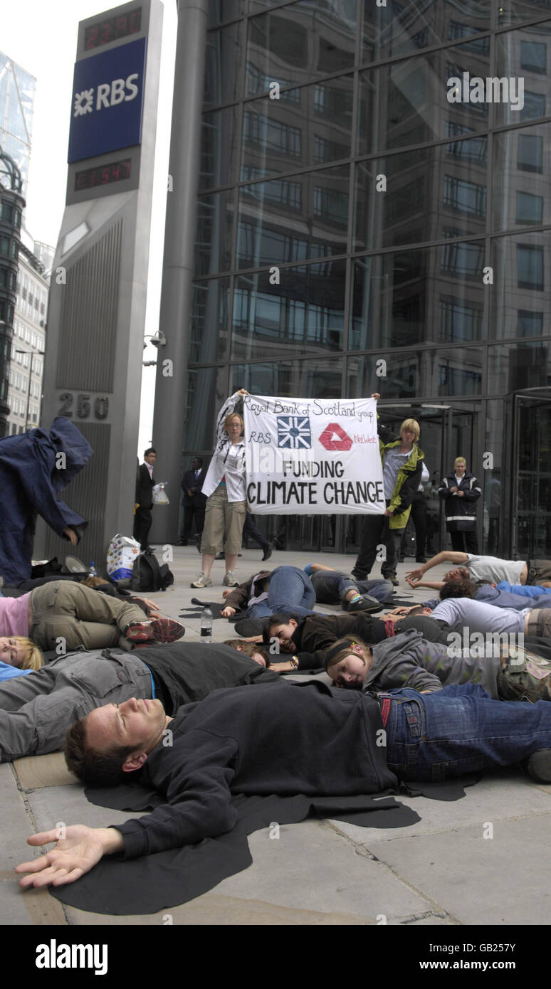 Demonstranten versammeln sich vor dem Hauptquartier der Royal Bank of Scotland in der Nähe der Liverpool Street Station in London und behaupten, die RBS sei die britische Bank, die am meisten in die Finanzierung des Ausbaus fossiler Brennstoffe in der ganzen Welt investiere. Stockfoto