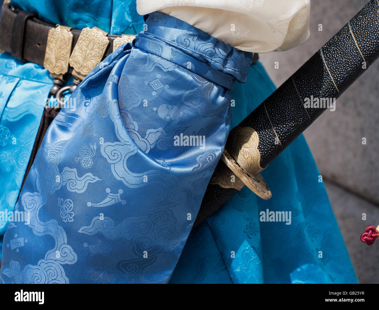 schützen Sie, in traditioneller Uniform am Gwangwhamun Tor des Palastes Gyeongbukgung in Seoul, Südkorea, Asien Stockfoto