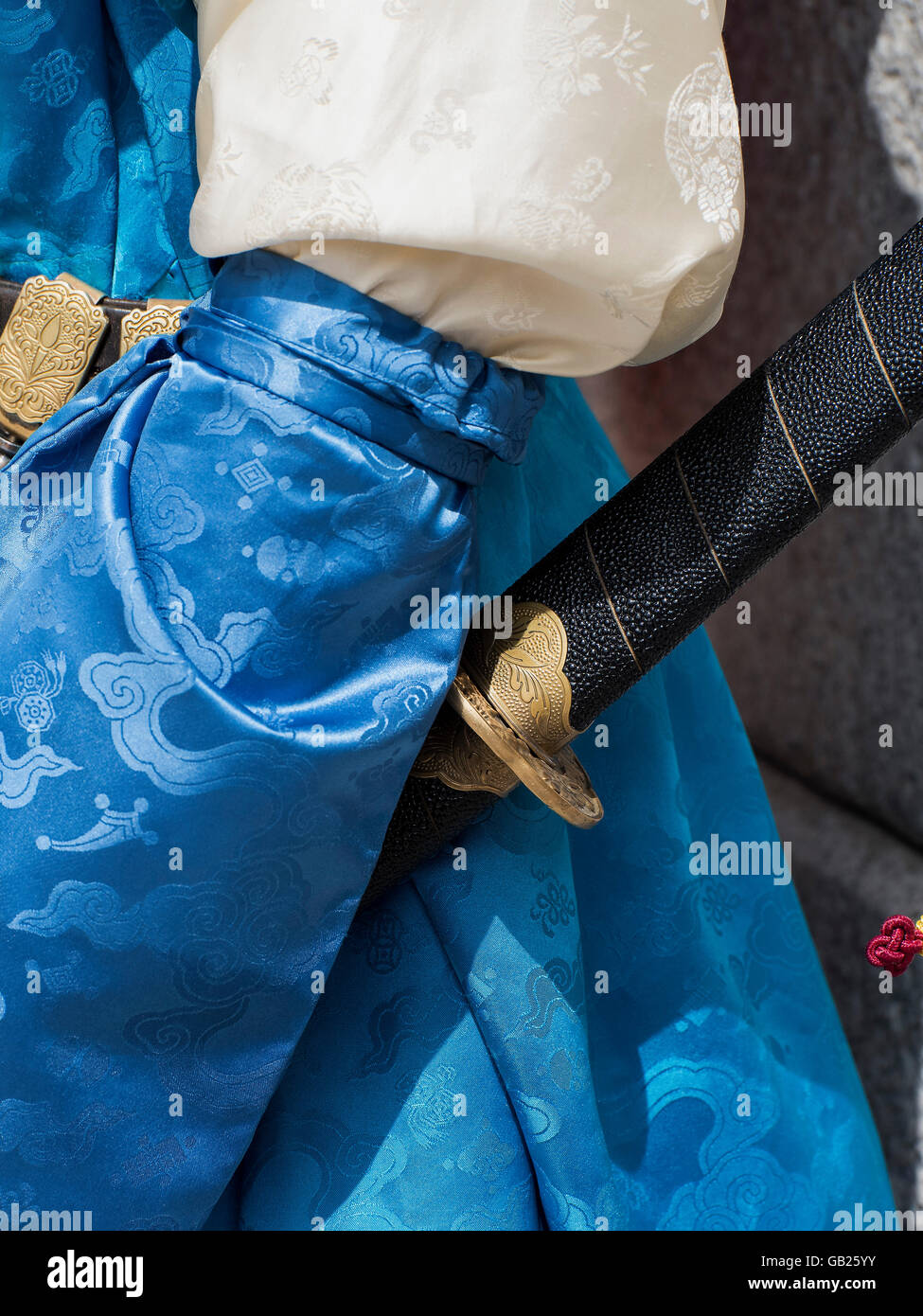 schützen Sie, in traditioneller Uniform am Gwangwhamun Tor des Palastes Gyeongbukgung in Seoul, Südkorea, Asien Stockfoto