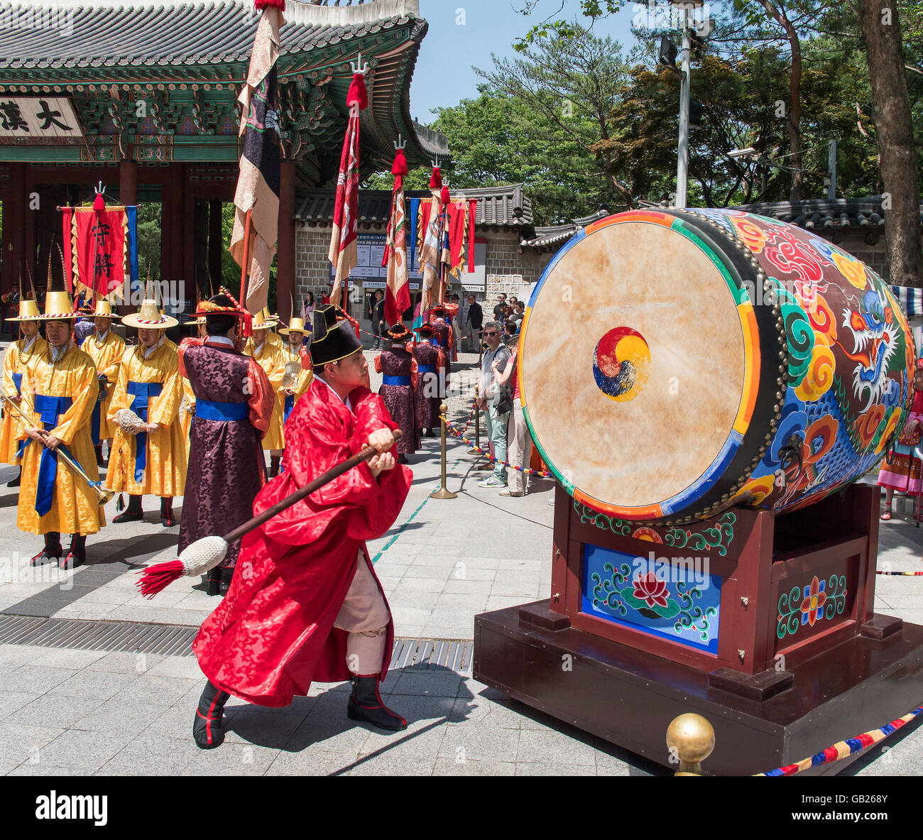 Die Wachablösung in traditionellen Uniformen am Daehanmun Tor des Palastes Deoksugung, Seoul, Südkorea, Asien Stockfoto