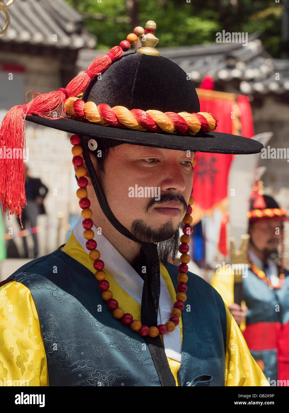Die Wachablösung in traditionellen Uniformen am Daehanmun Tor des Palastes Deoksugung, Seoul, Südkorea, Asien Stockfoto
