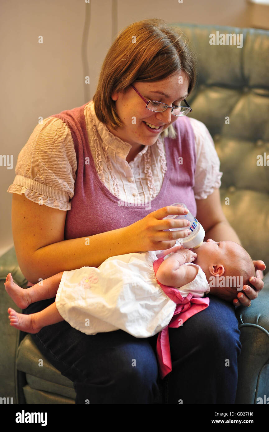 Rebecca Bloomer mit ihrem neugeborenen Mädchen Evie, die mit dem neuen IVF-Vitrifizierungsprozess 7 Pfund 10 Unzen wog, in der IVF-Klinik am University Hospital of Wales, Cardiff. Stockfoto