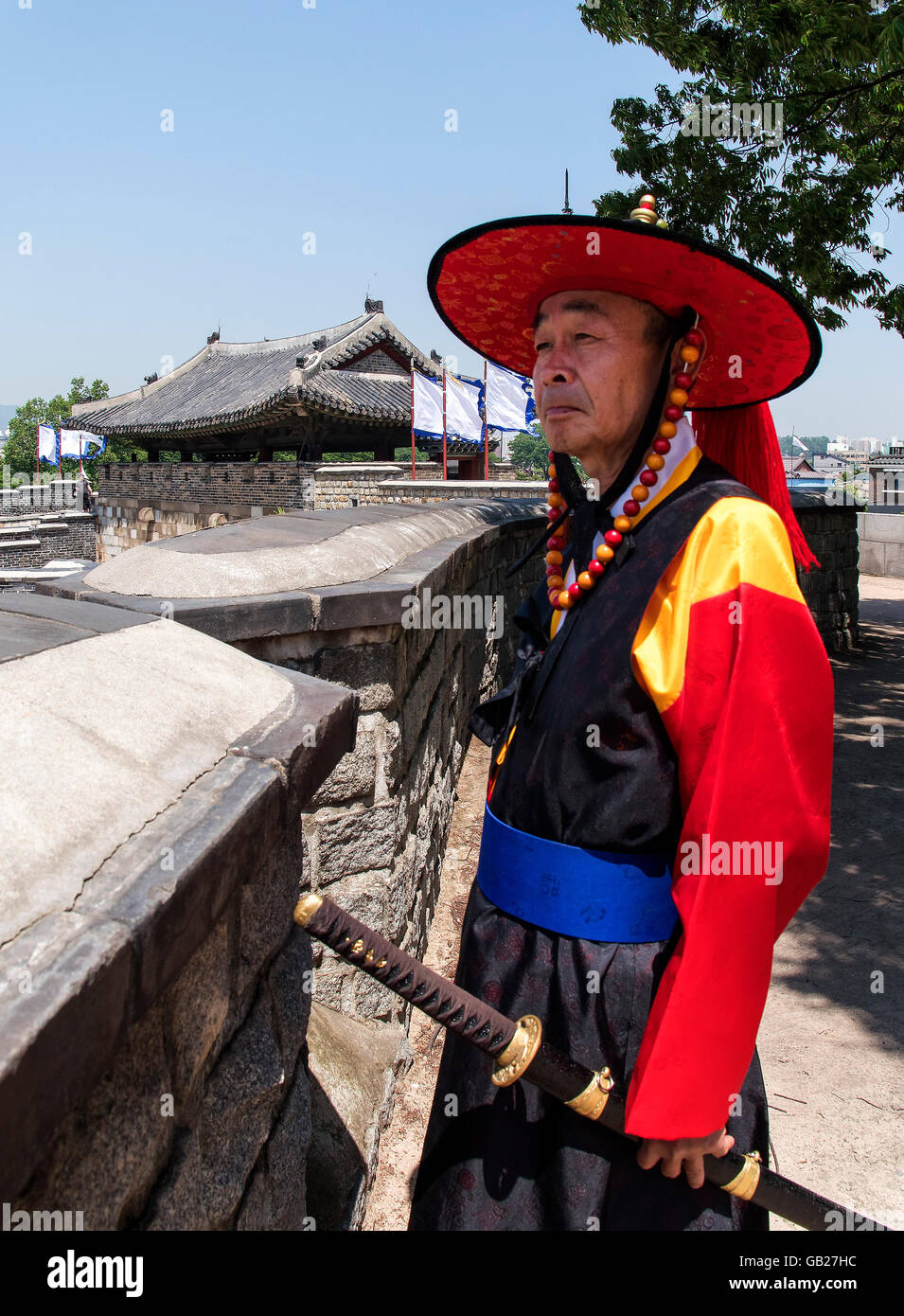 Soonradoon in traditioneller Uniform in der Festung Hwaseong, Suwon, Provinz Gyeonggi-Do, Südkorea, UNESCO-Weltkulturerbe zu schützen Stockfoto