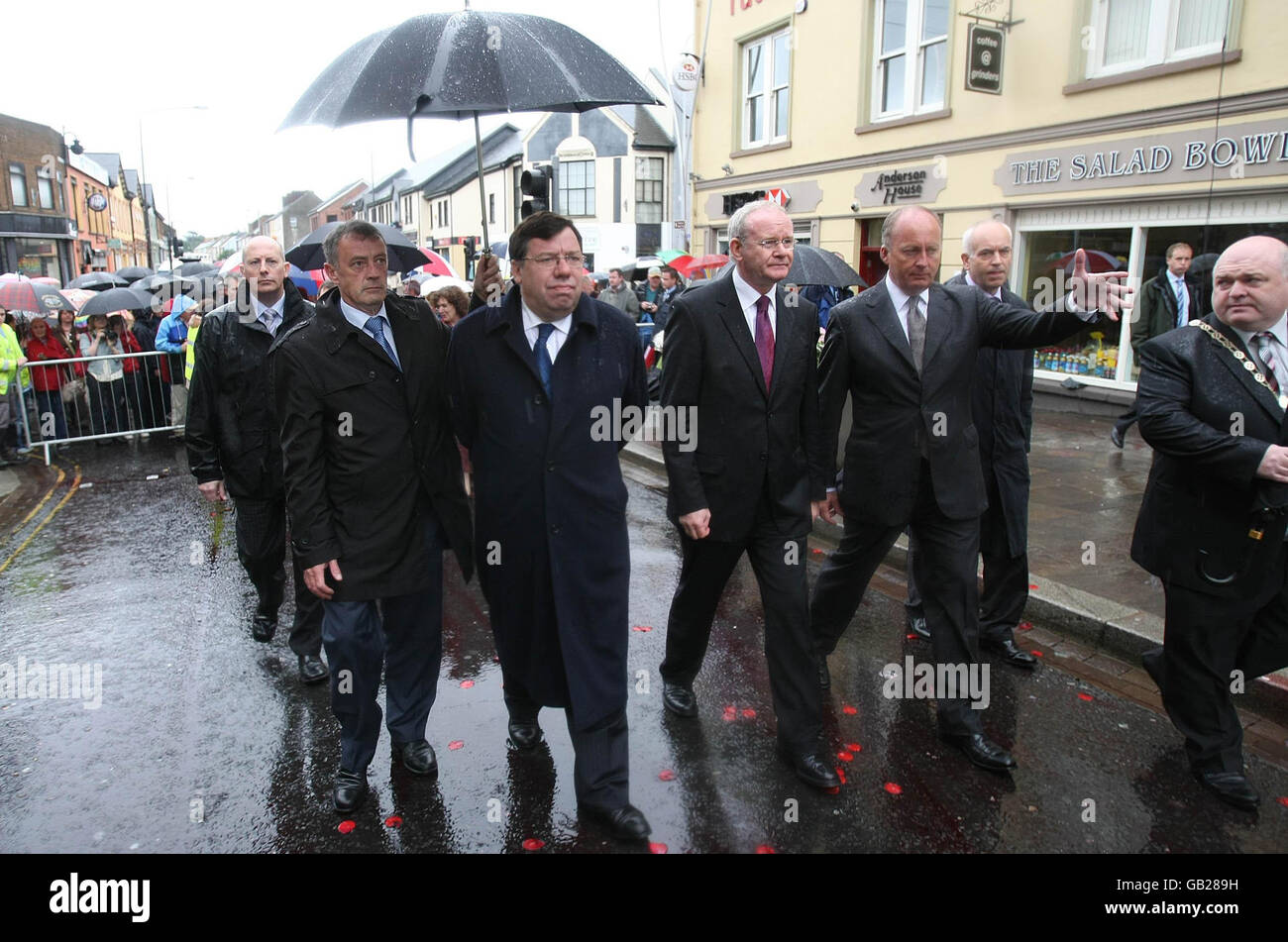 (Mitte von links nach rechts) Taoiseach Brian Cowen mit dem stellvertretenden Ersten Minister Martin McGuinness und anderen Delegierten am Standort der Omagh-Bombe von 1998. Stockfoto