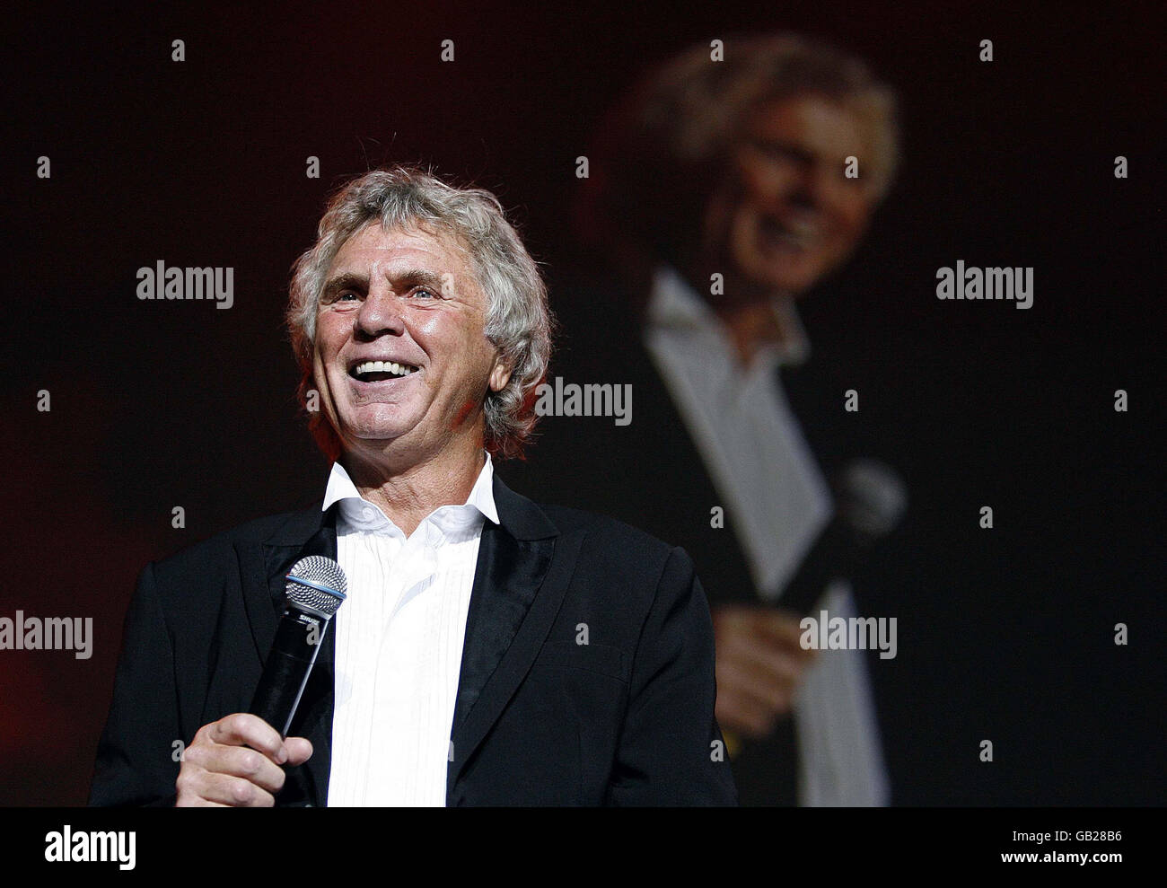 BILDER, DIE NUR IN VERBINDUNG MIT REDAKTIONELLER BERICHTERSTATTUNG ÜBER DIE VERANSTALTUNG VERWENDET WERDEN DÜRFEN: Stan Boardman auf der Bühne des Liverpool Unites-Konzerts in der Liverpool Echo Arena, Liverpool, anlässlich des Jahrestages des Mordes an dem 11-jährigen Rhys Jones, der im August 2007 bei seinem Heimweg von einem Fußballtrainingsesion in Croxteth getötet wurde. Stockfoto