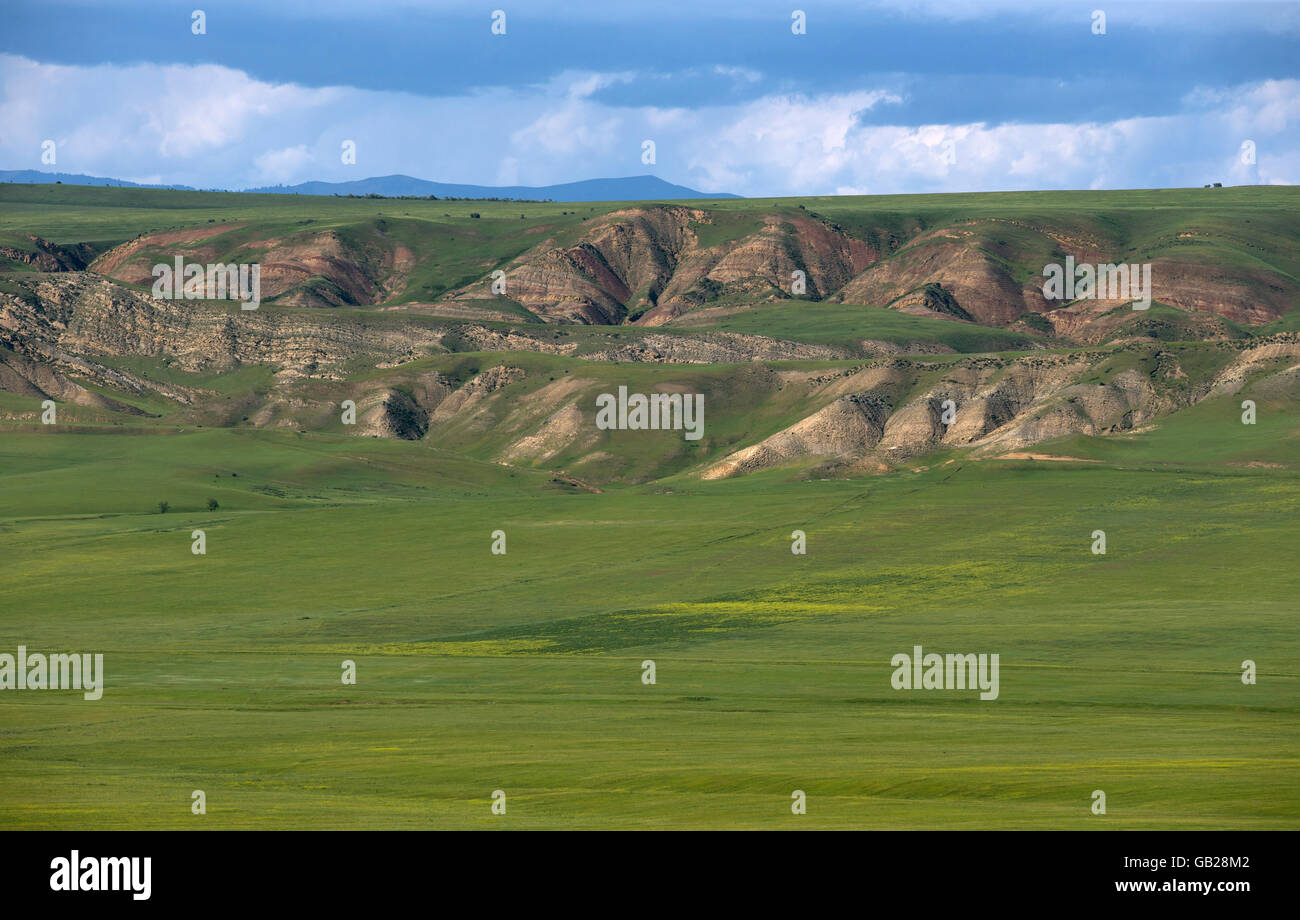 Sommer-Berglandschaft mit grünen Hügeln und Steinformationen Stockfoto