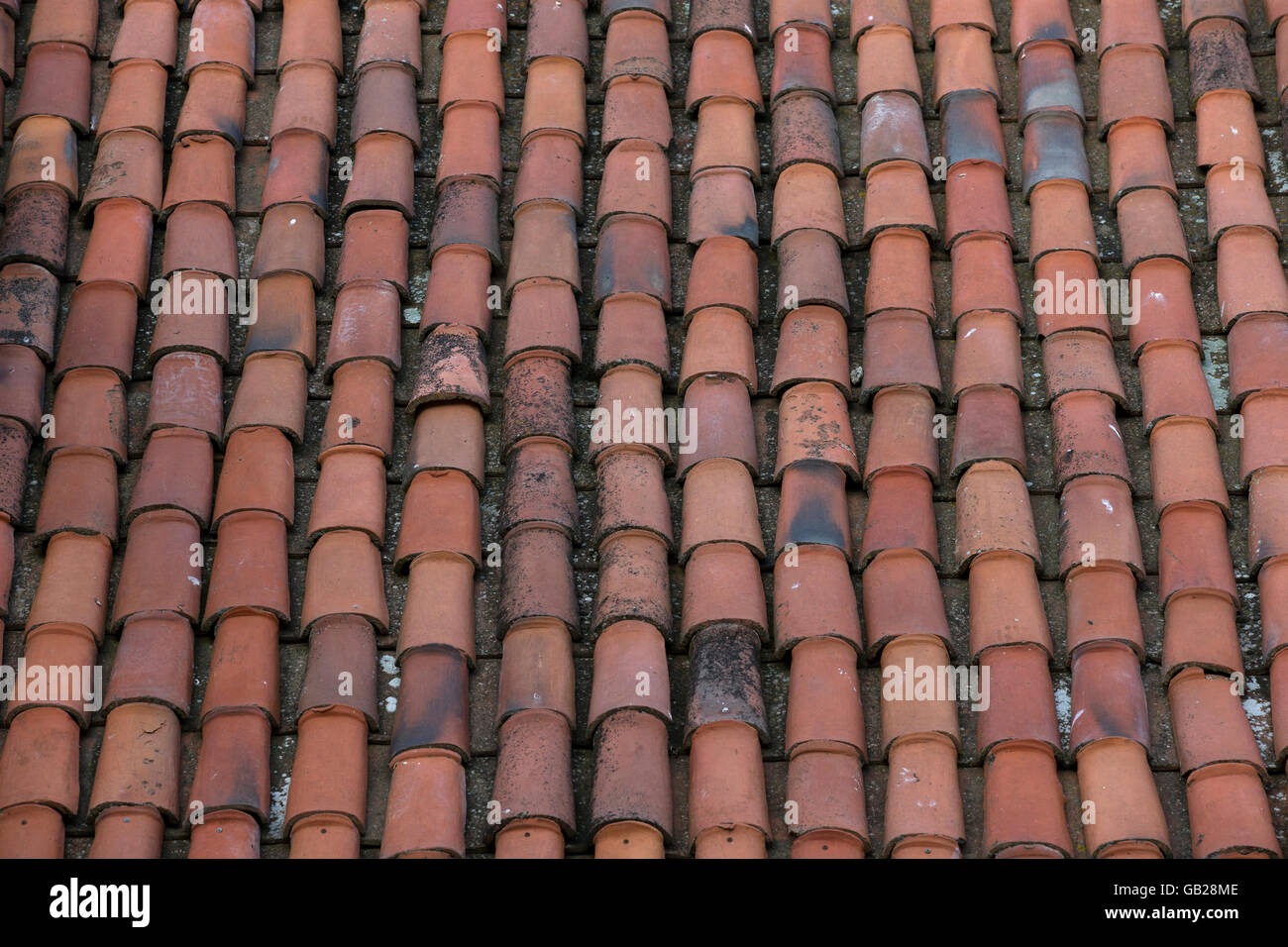 Textur-Ton-Ziegel-Dach. Rote Muster Hintergrund Stockfoto