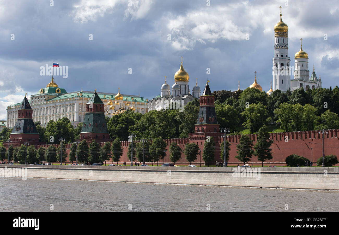 Blick auf den Moskauer Kreml, Präsidentenpalast und Komplex der Kirchen Stockfoto