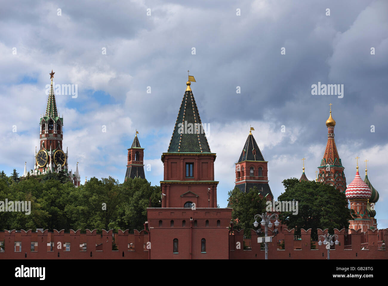 Russland, Moskau, Kreml Türme am bewölkten Himmel geschossen. Stockfoto