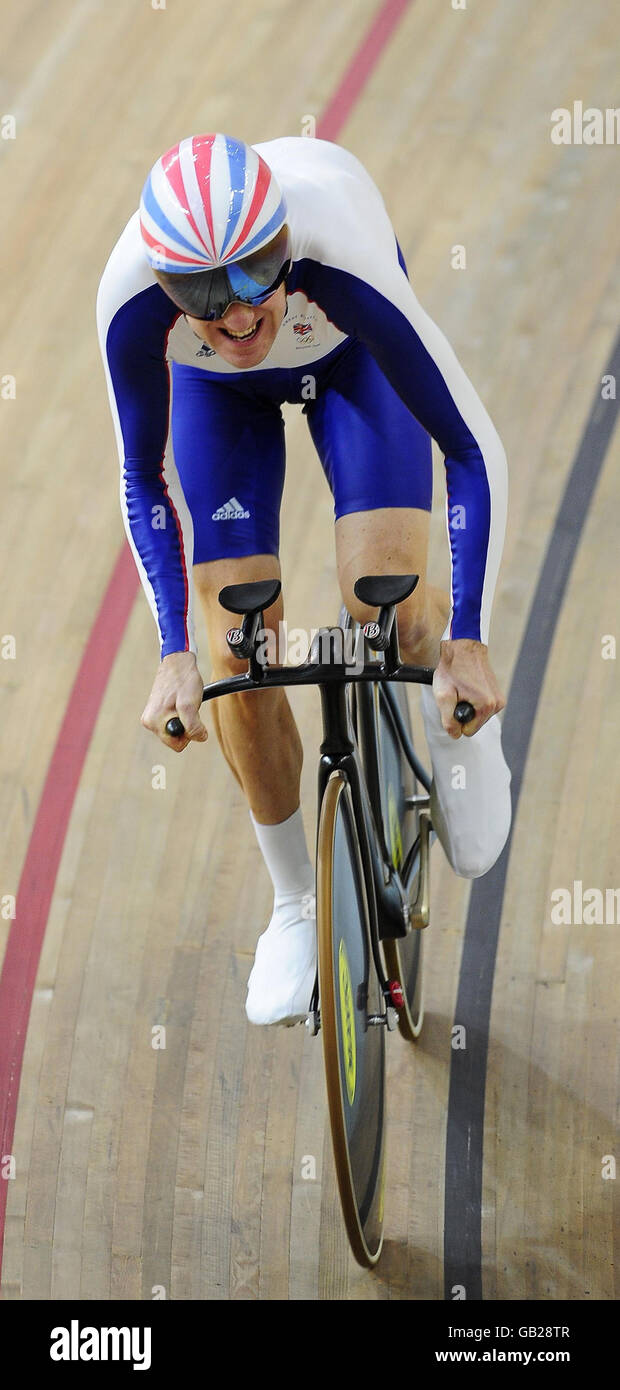 Der Großbritanniens Bradley Wiggins gewinnt seine Hitze in der Men's Individual Pursuit auf dem Laoshan Velodrome während der Olympischen Spiele 2008 in Peking in China. Stockfoto