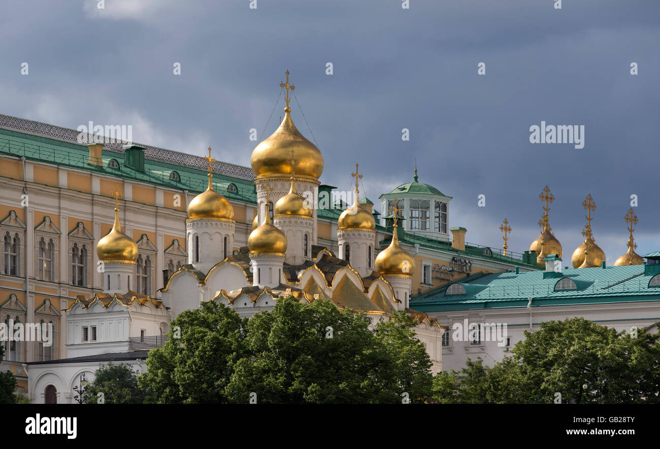 Blick auf Moskauer Kreml Komplex der Kirchen auf gegen bewölktem Himmel. Stockfoto
