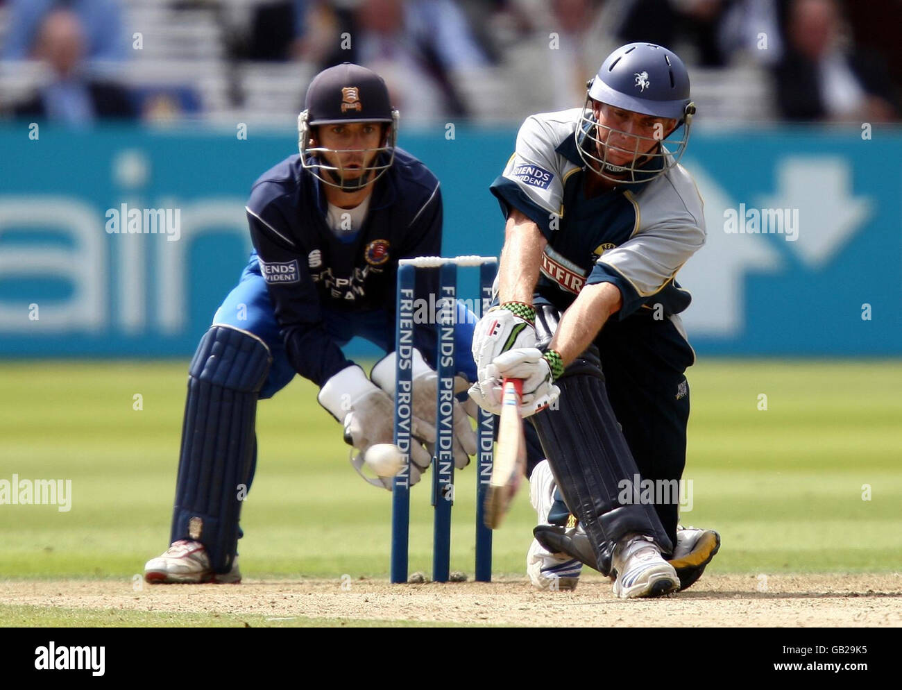 Cricket - Friends Provident Trophy Final - Essex Eagles gegen Kent Spitfires - Lord's Cricket Ground. Kents Ryan McLaren fegt in seinen Innings von 63 während des Friends Provident Trophy Finals auf dem Lord's Cricket Ground, London. Stockfoto