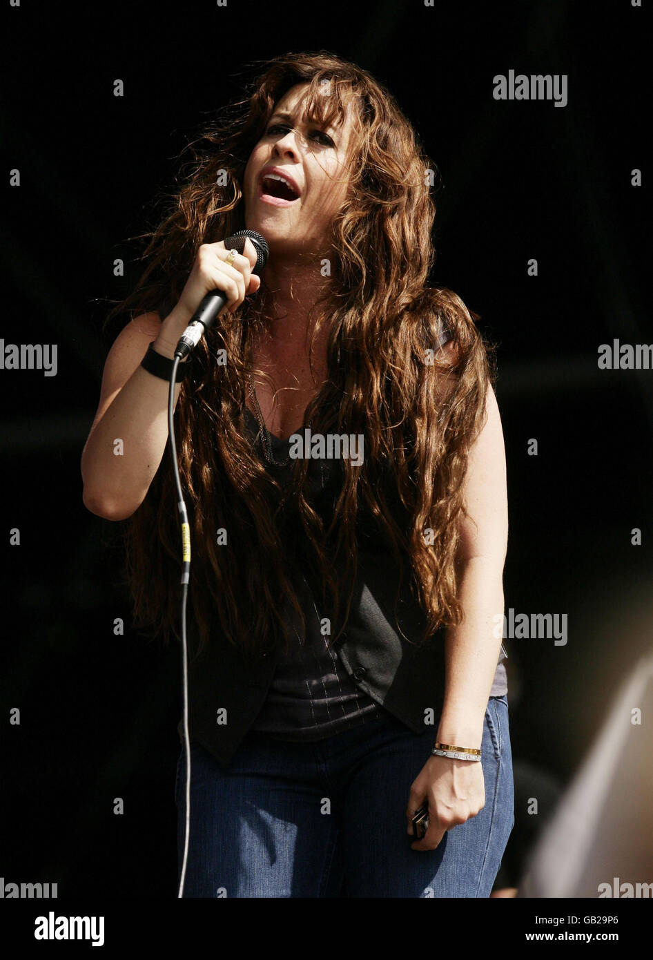 Alanis Morissette beim V Festival in Hylands Park, Chelmsford, Essex. Stockfoto