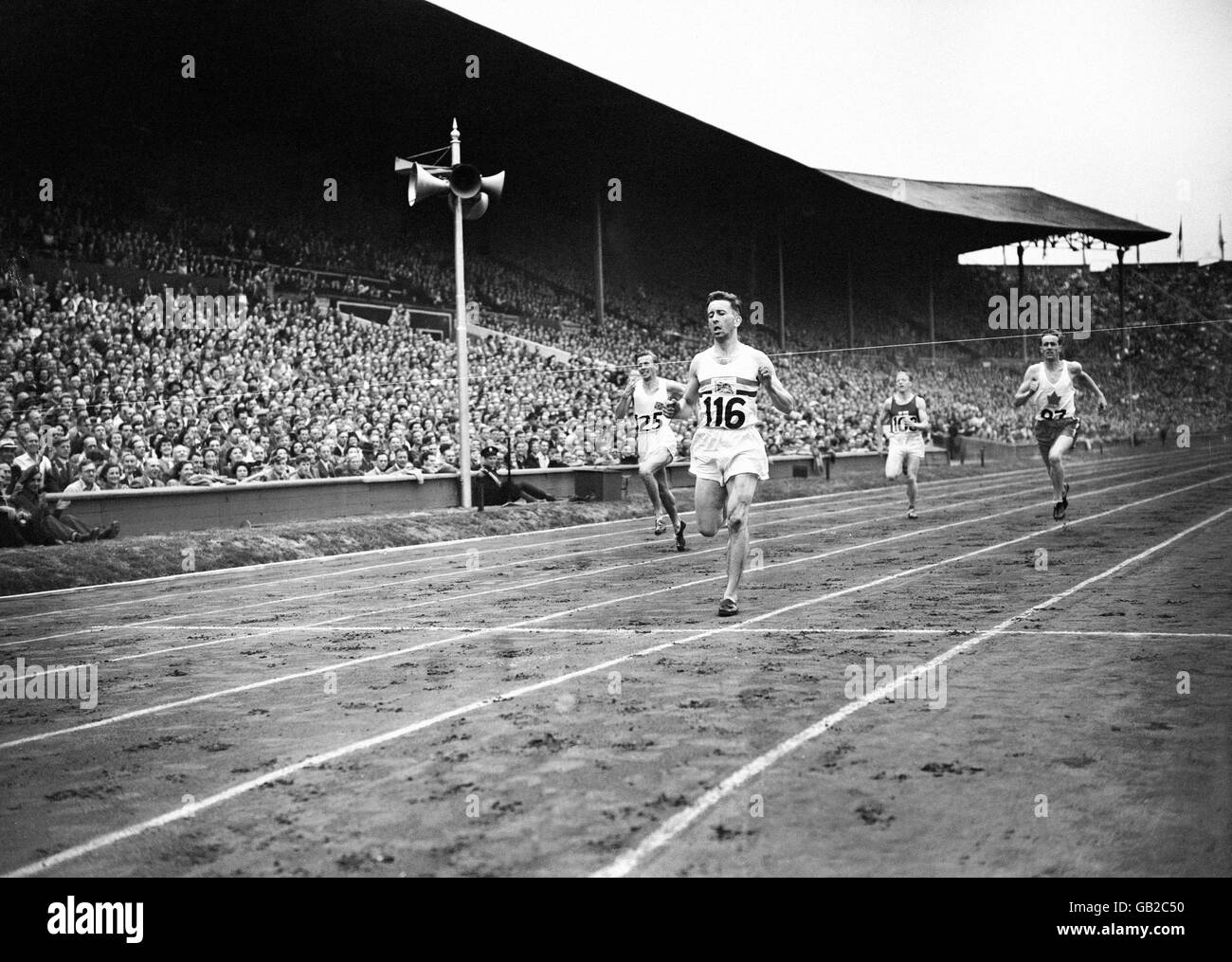 Leslie 'Les' Lewis gewann in der ersten Runde der 400m der Herren die 7. Runde. Hinter ihm (links) ist Bjorn Vade aus Norwegen und Ernest 'Ernie' McCullough aus Kanada (rechts) wurde Dritter. Stockfoto