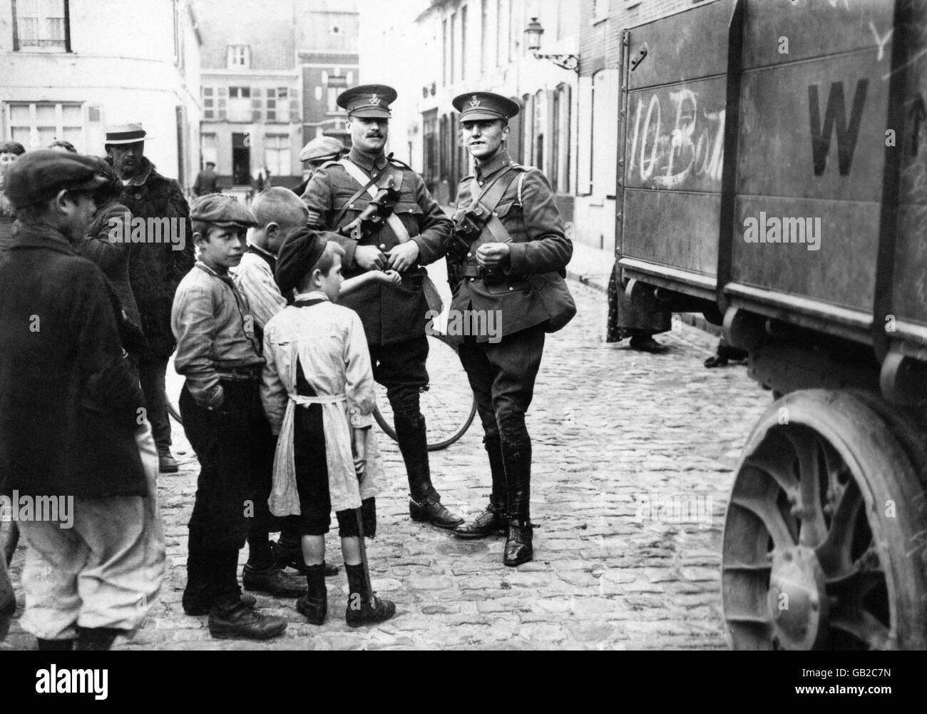 Zwei britische Soldaten aus dem Königlichen Königlichen Regiment (Norfolk Yeomanry) auf einem Platz in Hazebrouck, in der Nähe von St.Omer, Nordfrankreich. Stockfoto