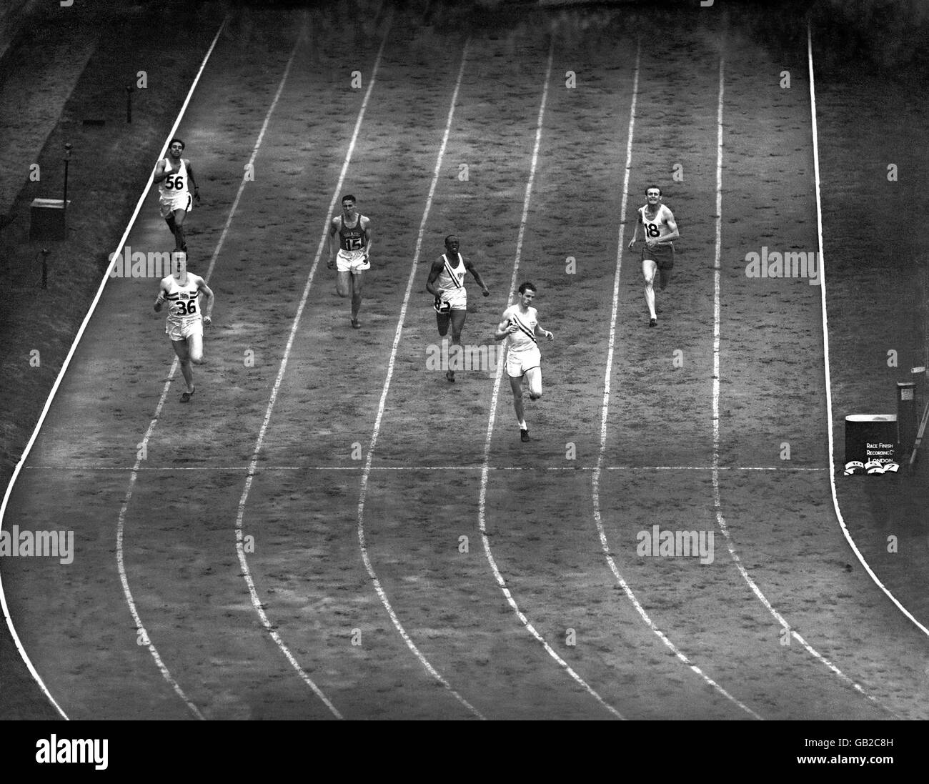 Heat 4 der zweiten Runde der 200 m Männer. Melvin 'Mel' Patton aus den USA gewann in der 5. Lane, gefolgt vom britischen Alastair McCorquodale (zweiter links). Rafael Fortun Chacon aus Kuba wurde Dritter (Lane 4). Stockfoto