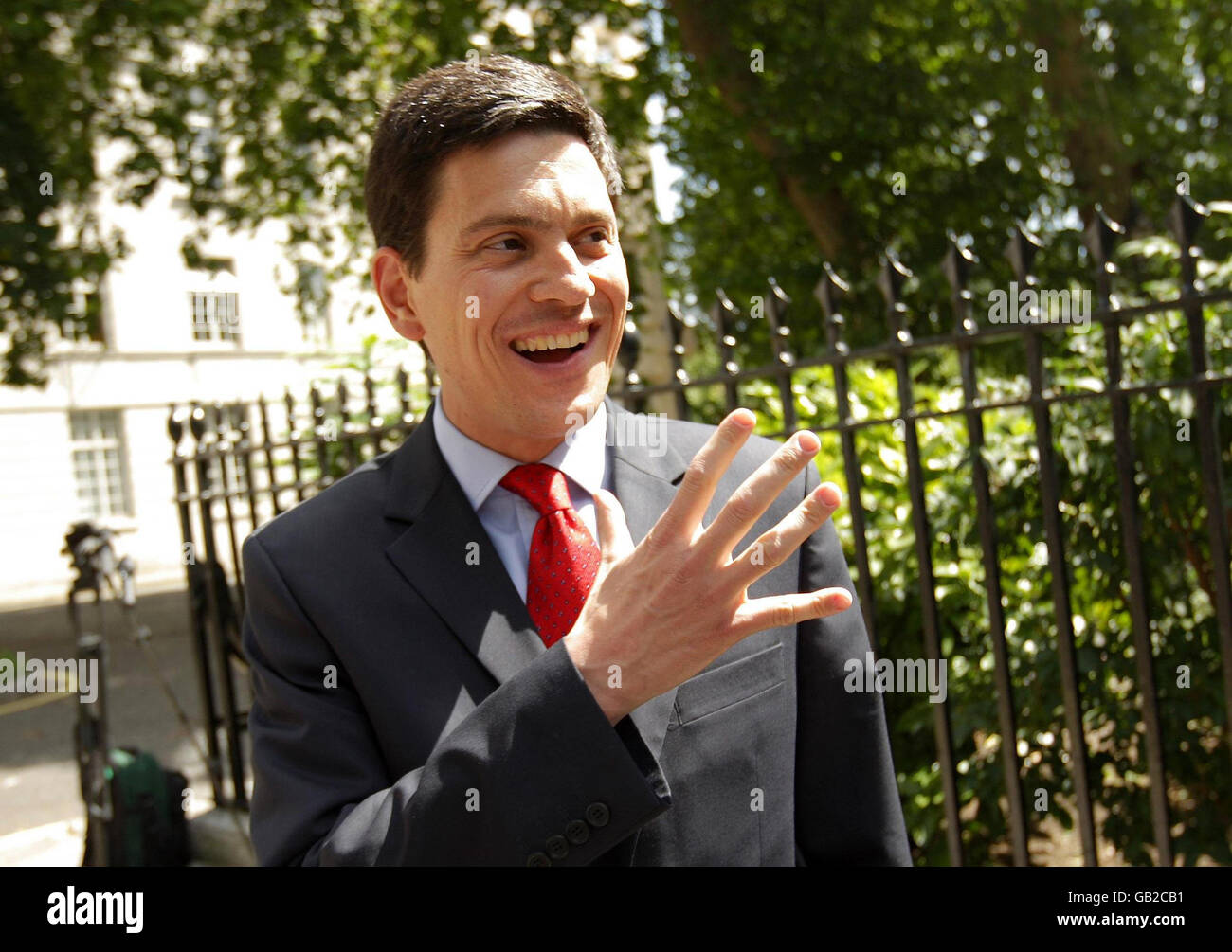 Außenminister David Miliband kommt zu einem Treffen mit dem italienischen Außenminister Franco Frattini in seiner offiziellen Residenz in Carlton Gardens, London, an. Stockfoto