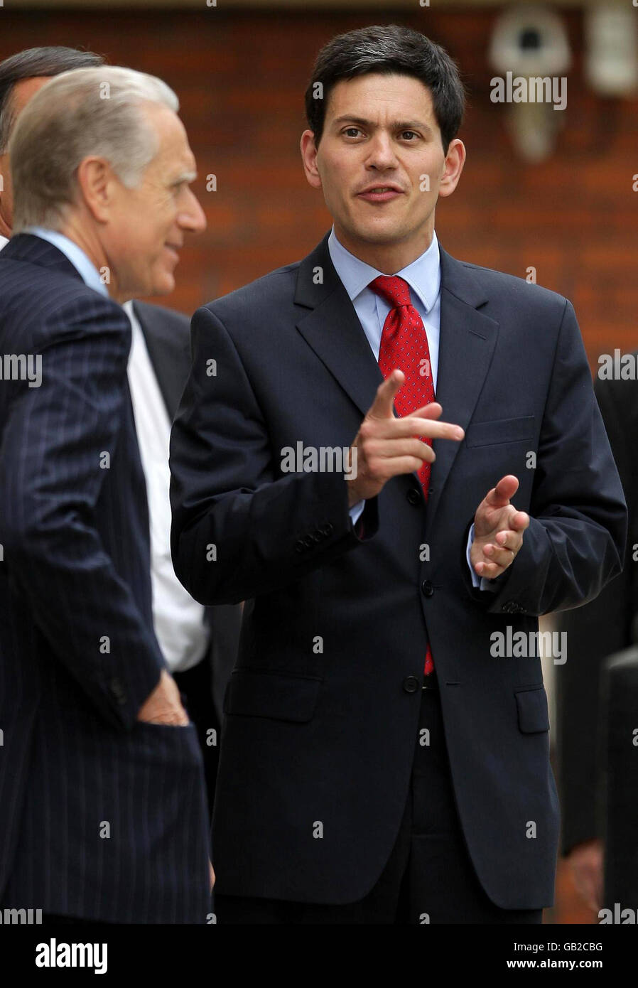 Außenminister David Miliband (rechts) vor seinem offiziellen Wohnsitz in Carlton Gardens, London, vor einem Treffen mit dem italienischen Außenminister Franco Frattini. Stockfoto