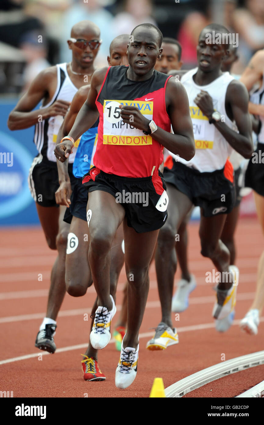 Leichtathletik - Aviva London Grand Prix - Crystal Palace National Sports Centre. Der Kenianer Bernard Kiptum führt das Feld auf den 3000 m der Männer im Crystal Palace National Sports Center an Stockfoto