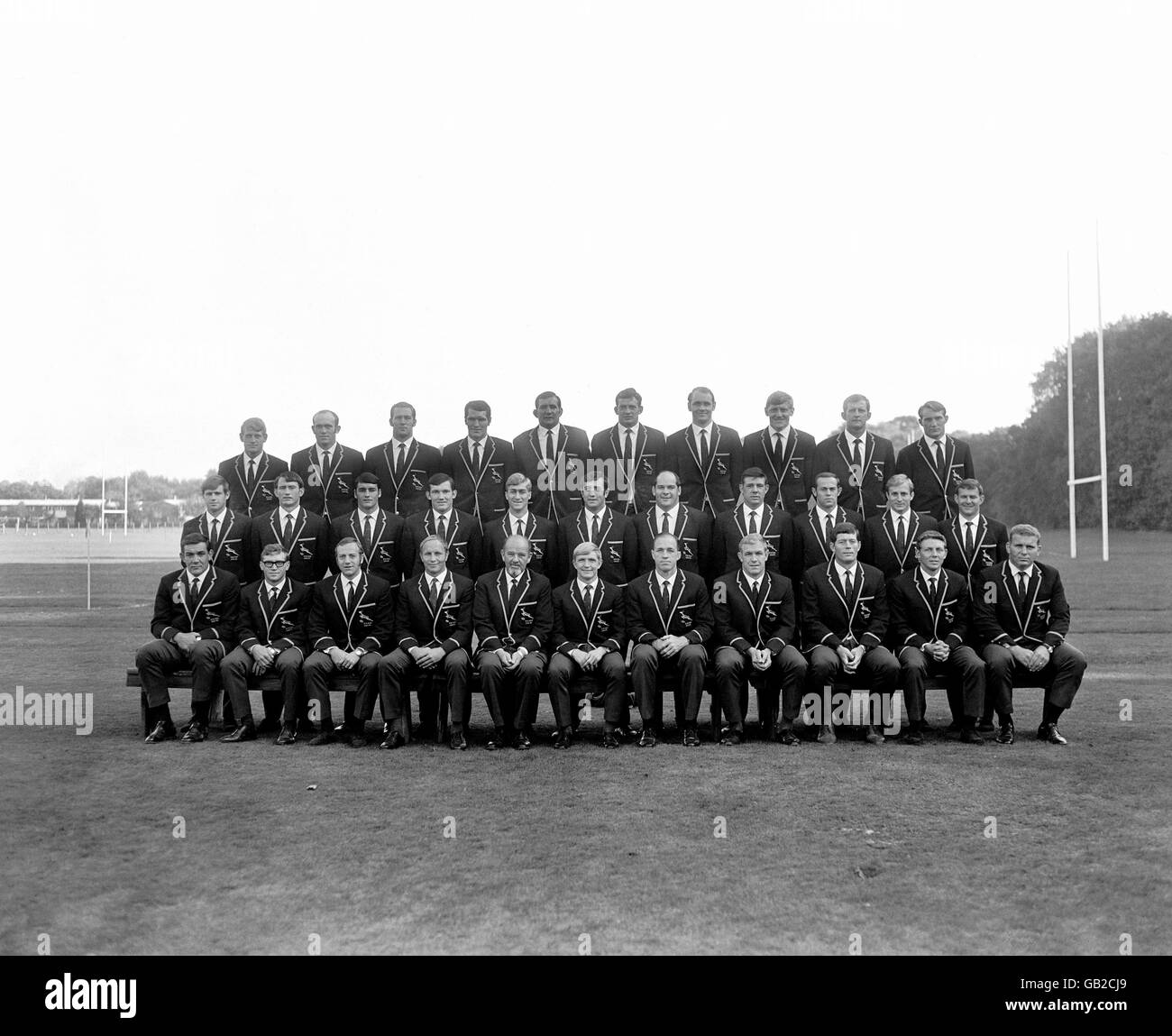 Kader Südafrikas: (Hintere Reihe, l-r) PJ van der Schyff, Don Walton, MCO Jennings, Piet Grayling, Gawie Carelse, MJ van Rensburg, Andre de Wet, Albie Bates, Tiny Neetling, Gert Muller; (Mittlere Reihe, l-r) JP van der Merwe, R Grobler, HO de Villiers, Salty Du Rand, Tonie Roux, P van Deventer, R Potgieter, Gys Pitzer, Andy van der Watt, Mike Lawless, DJ de Voss; (Erste Reihe, l-r) Frik du Preez, Piet Visagie, Syd Nomis, Tommy Bedford, Ehrenmanager CAJ Barnman, Dawie de Villiers, Ehrenassistent Manager AS Malon, Hannes Marais, Jan Ellis, Eben Olivier, MOF Myburgh Stockfoto