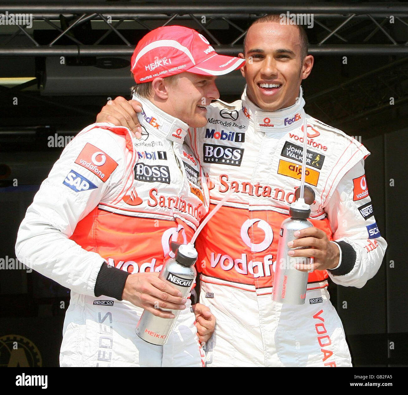 Der Großbritanniens Lewis Hamilton feiert die Pole-Position mit dem McLaren Teamkollegen Heikki Kovalainen aus Finnland (links) während des Qualifyings beim Hungaroring in Budapest, Ungarn. Stockfoto