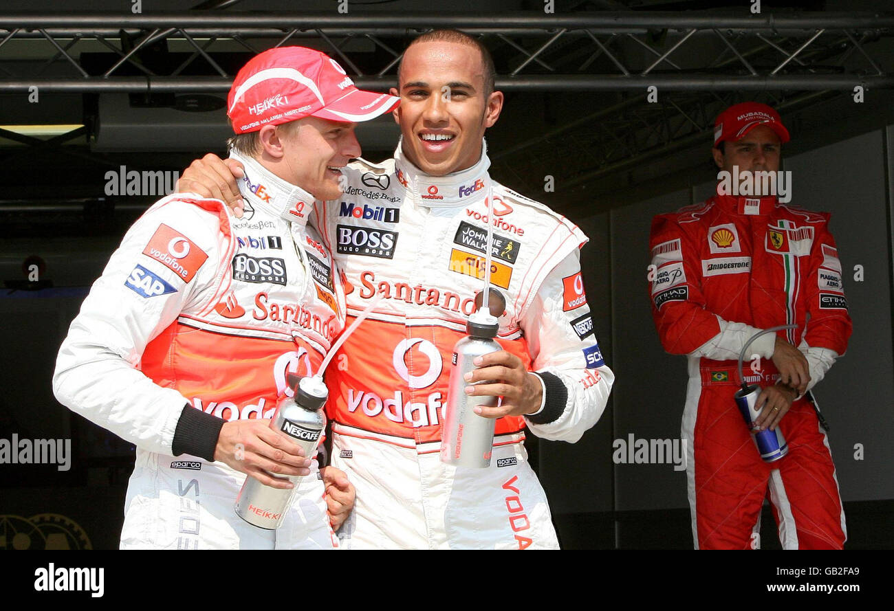 Der britische Lewis Hamilton feiert die Pole-Position mit dem finnischen Heikki Kovalainen, während der Brasilianer Roy Massa (rechts) während des Qualifyings beim Hungaroring in Budapest, Ungarn, auf die Pole-Position schaut. Stockfoto