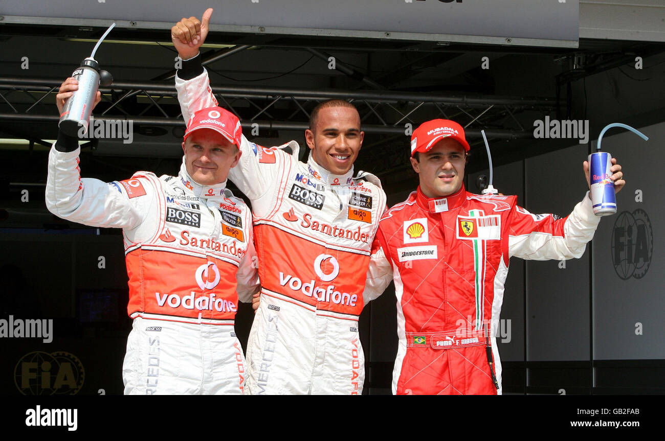 Lewis Hamilton feiert die Pole-Position mit Heikki Kovalainen und Massa (rechts) im Qualifying beim Hungaroring, Budapest, Ungarn. Stockfoto