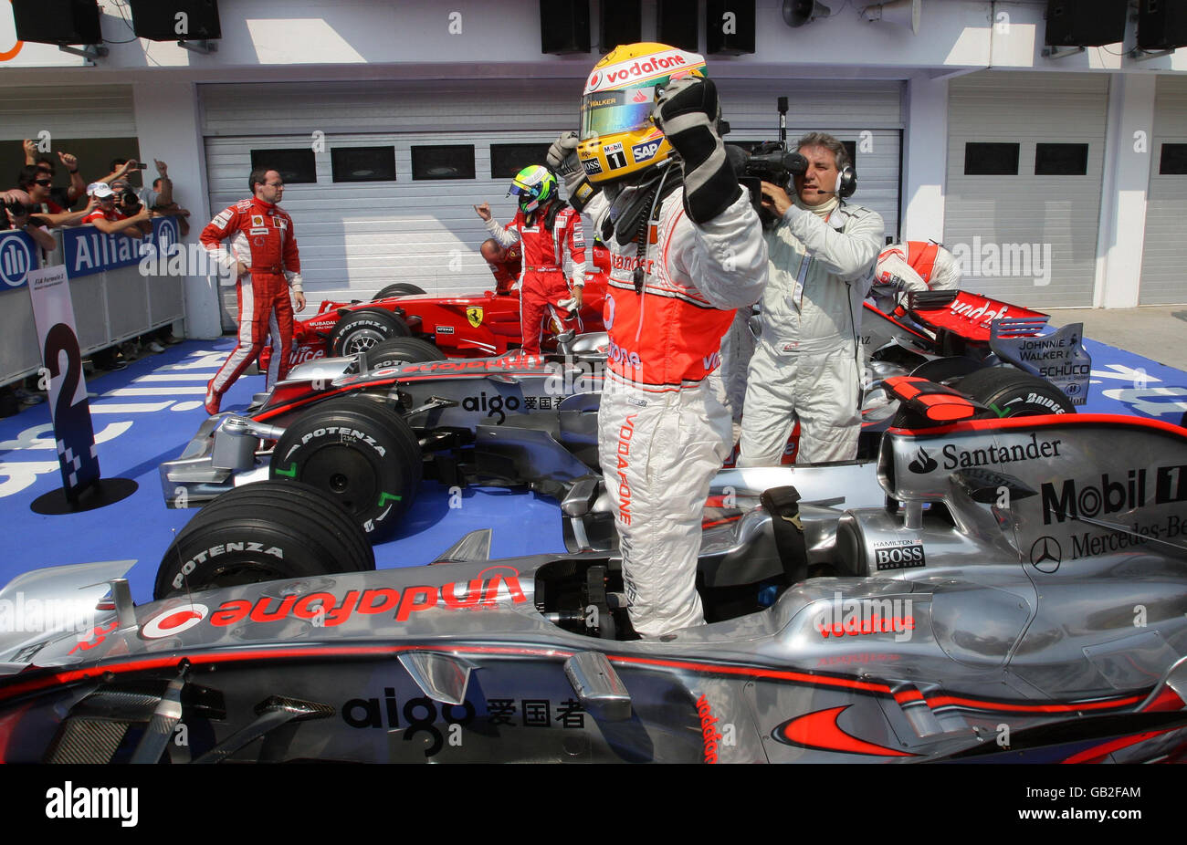 Lewis Hamilton feiert die Pole-Position mit Heikki Kovalainen und Massa (rechts) im Qualifying beim Hungaroring, Budapest, Ungarn. Stockfoto